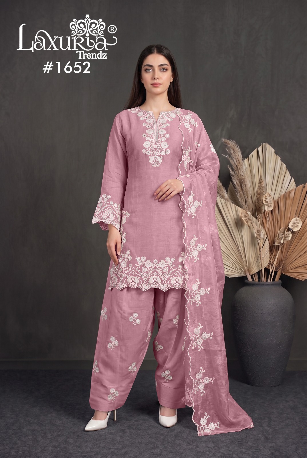 LAXURIA TRENDZ 1652 PAKISTANI KURTIS MANUFACTURER SURAT (#31397)