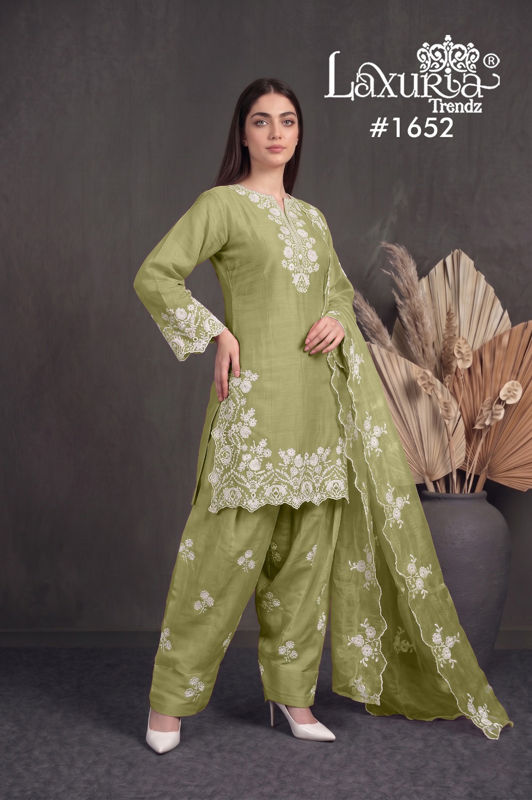 LAXURIA TRENDZ 1652 PAKISTANI KURTIS MANUFACTURER SURAT - Image 3